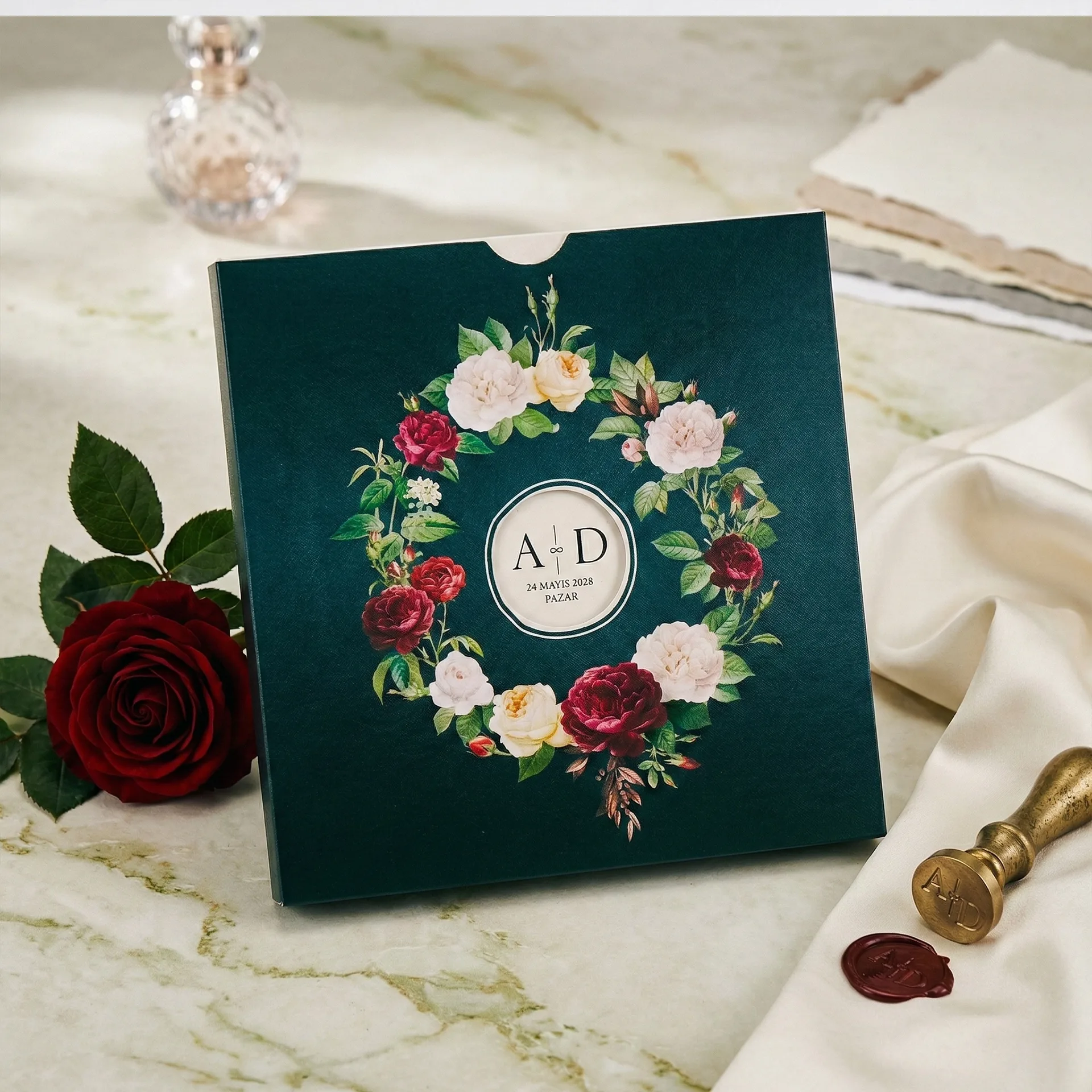 Koyu Zeminli Gül Motifli Davetiye